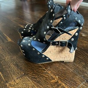 Luichiny Black suede wedge